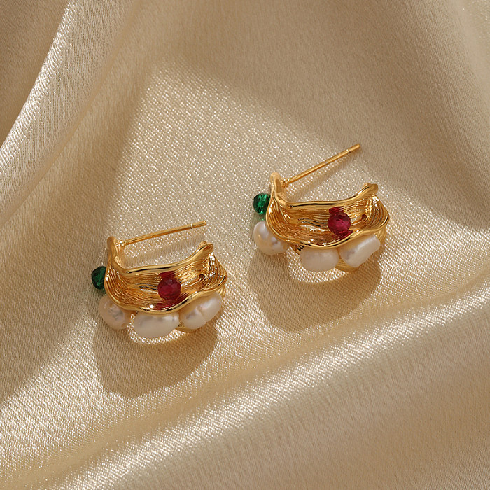 1 paire de clous d'oreilles classiques rétro en forme de C, incrustation de placage époxy, cristal de cuivre, perle d'eau douce, plaqué or 18 carats