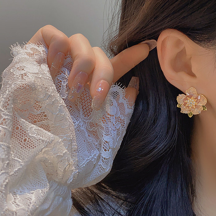1 paire de clous d'oreilles plaqués or 14 carats, incrustation de fleurs rétro élégantes en cuivre, cristal artificiel, perles artificielles