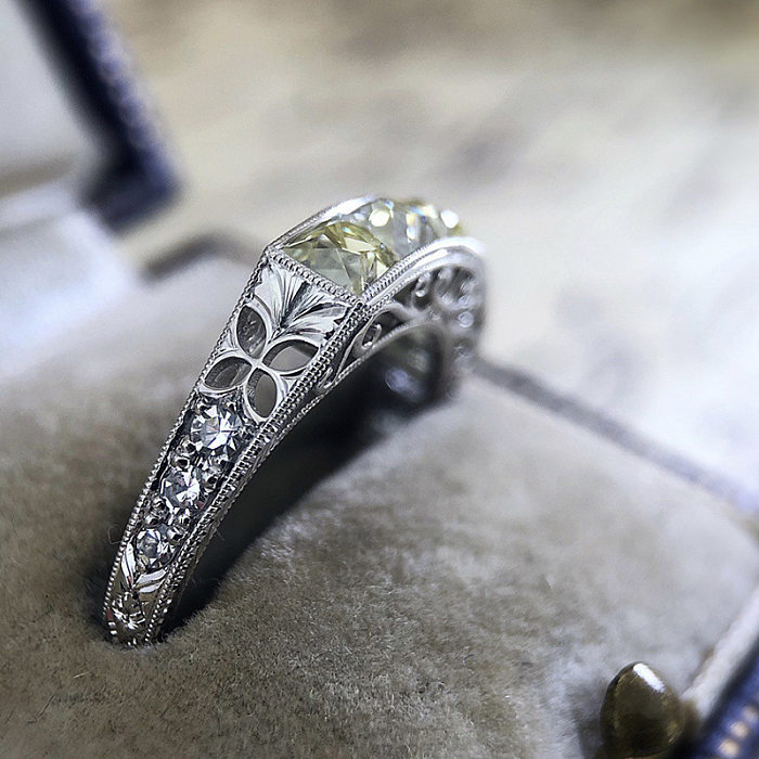 Ringe im klassischen Stil mit quadratischen Kupfereinlagen und künstlichen Edelsteinen