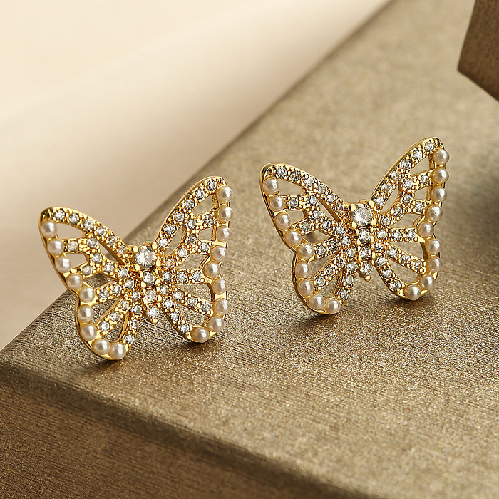 1 par de pendientes chapados en oro de 18 quilates con incrustaciones de mariposas de estilo Simple, perlas artificiales de cobre y circonita