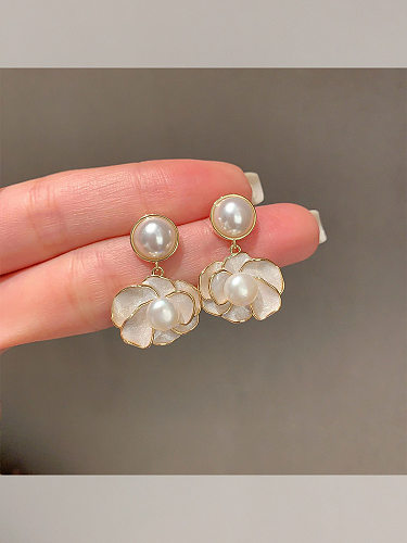 1 par de pendientes colgantes de perlas artificiales con incrustaciones de cobre y flores estilo INS