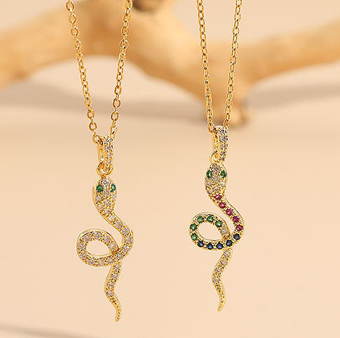 Künstlerische Schlangen-Anhänger-Halskette mit Kupferbeschichtung und Inlay aus Zirkon mit 14-Karat-Vergoldung