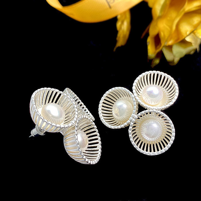 1 paire de clous d'oreilles en perles artificielles en cuivre, incrustation de placage de fleurs pour femmes