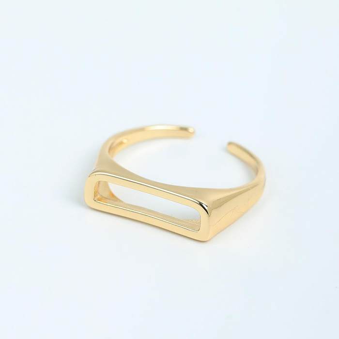 Anéis banhados a ouro com letras de estilo simples