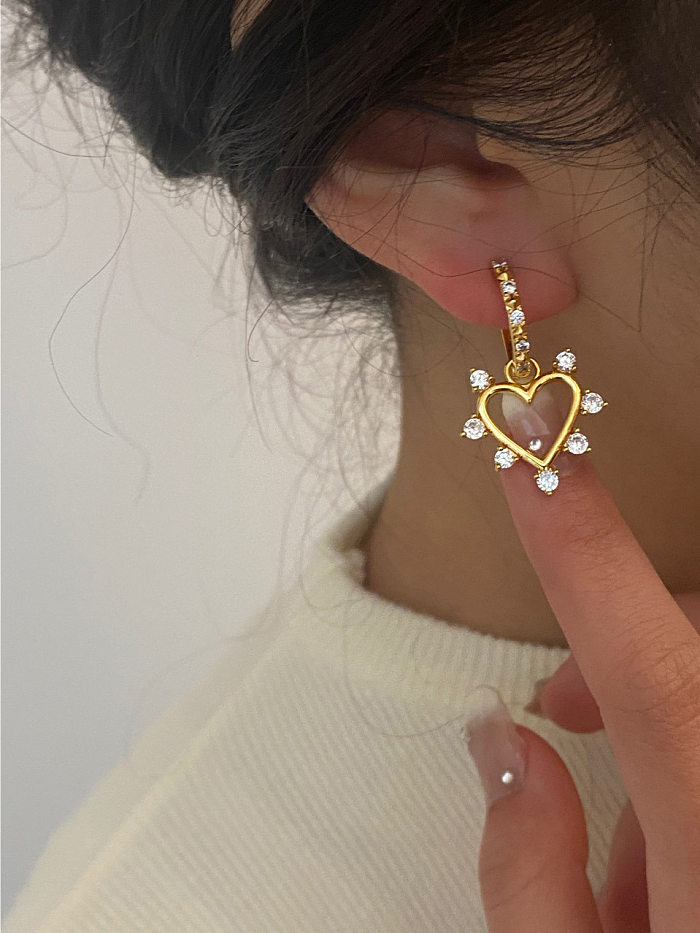 1 paire de boucles d'oreilles plaquées or 18 carats avec incrustation de cuivre et de zircon en forme de cœur