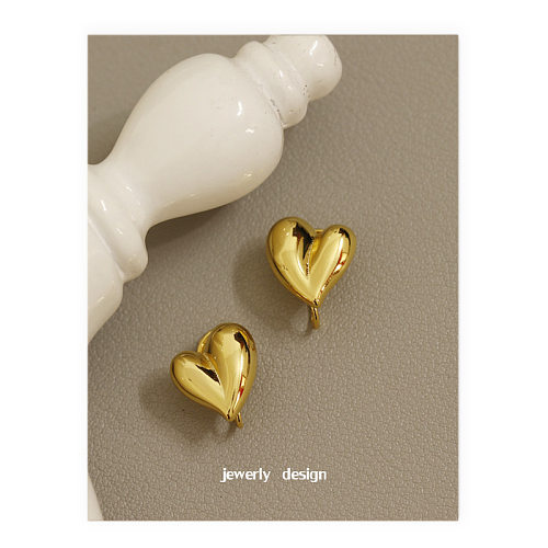 1 par de pinos de orelha revestidos de cobre em formato de coração estilo INS estilo clássico