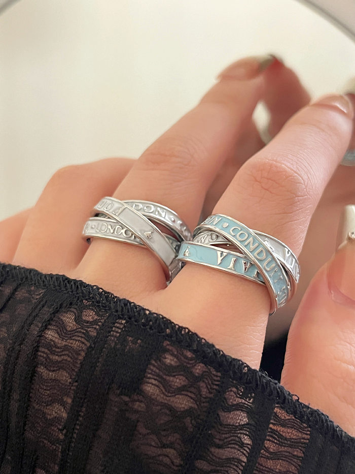 Anéis banhados a prata com letras casuais de cobre esmaltado