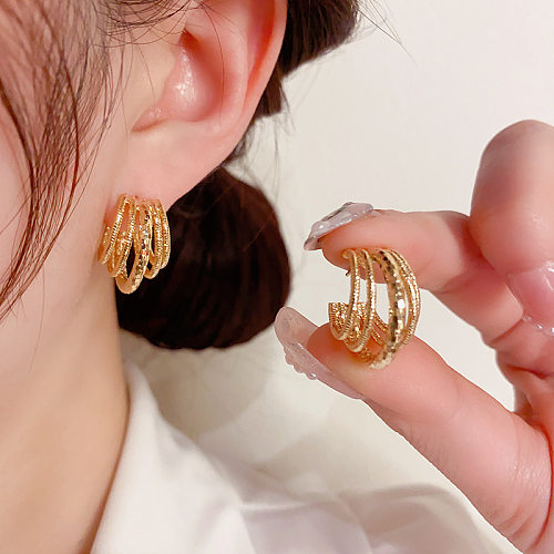 1 par de brincos de orelha banhados a ouro em forma de Glam C