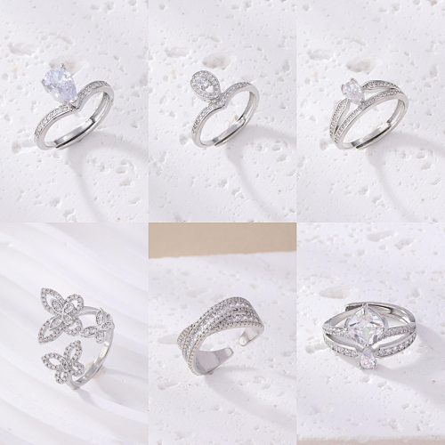 Offener Ring im einfachen Stil mit geometrischem Schmetterling, Kupfereinlage, Zirkon und Weißgold