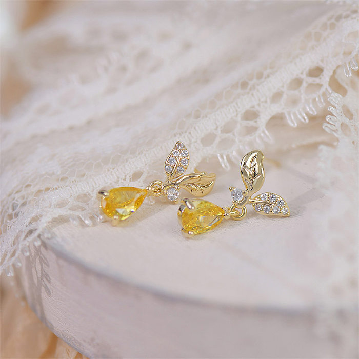 1 par de elegantes pendientes colgantes chapados en oro de 14K con incrustaciones de gotas de agua y hojas de estilo francés