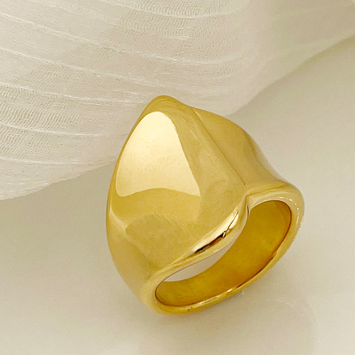 Anel largo chapeado ouro de aço inoxidável irregular do estilo moderno no volume