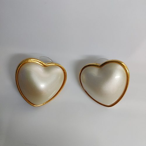 1 Paar schlichte, herzförmige Ohrstecker aus Kupfer mit Perleneinlage