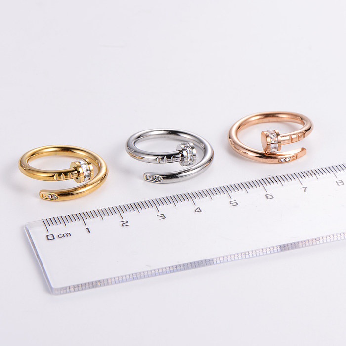 Einfacher offener Ring mit geometrischem Edelstahlüberzug und Strasssteinen