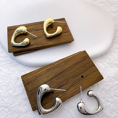 1 paire de boucles d'oreilles en cuivre avec lettres de style simple