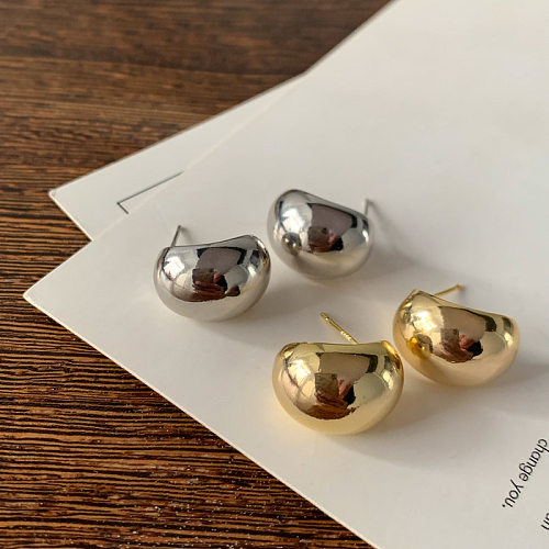 1 paire de clous d'oreilles en cuivre de couleur unie de style moderne