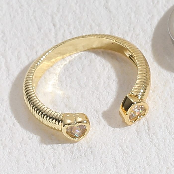 Glamouröser offener Ring in Herzform mit Kupfereinlage und Zirkon, 14 Karat vergoldet