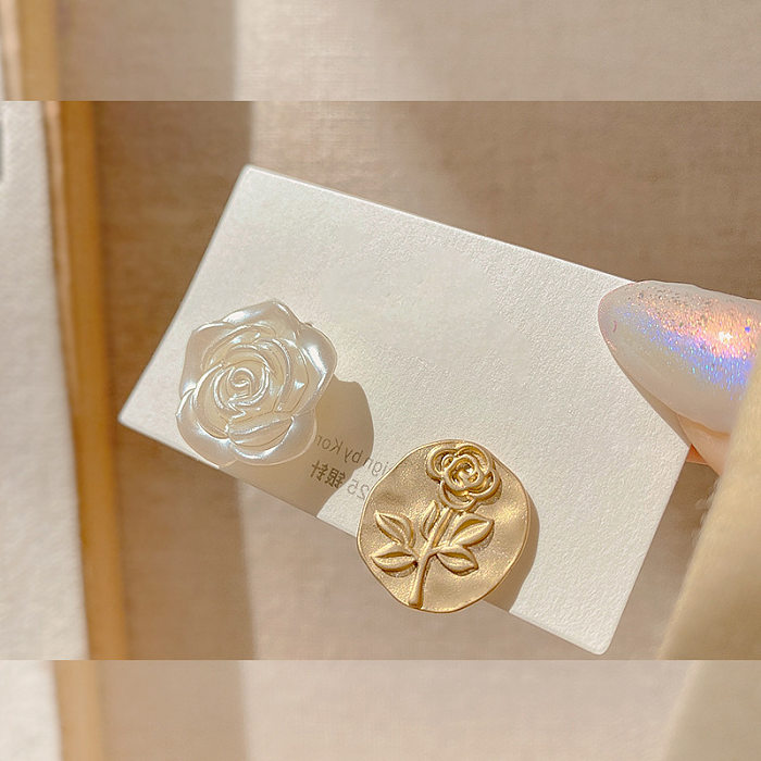1 par de pendientes chapados en oro asimétricos de aleación de perlas de imitación de rosa elegantes
