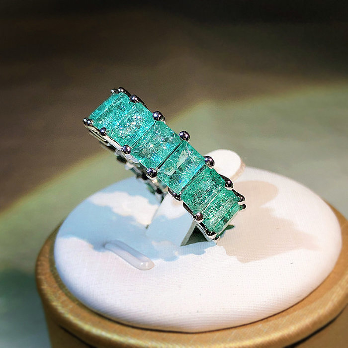 Anéis de gemas retangulares glam com incrustações de latão