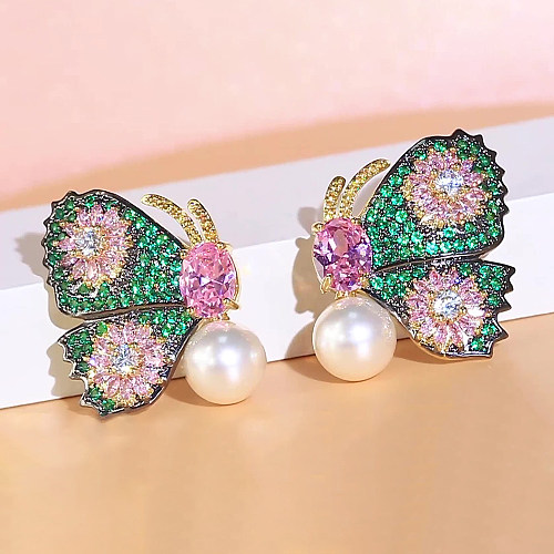1 paire de clous d'oreilles glamour brillant avec incrustation de placage papillon, imitation perle, cuivre, zircon, plaqué or 18 carats, plaqué or rhodié