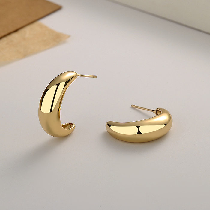 1 paire de clous d'oreilles glamour luxueux, couleur unie, en forme de C, en cuivre plaqué or 18 carats