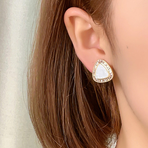 1 paire de clous d'oreilles plaqués or blanc et Zircon, Style Simple et décontracté, incrustation de placage triangulaire en cuivre et or blanc
