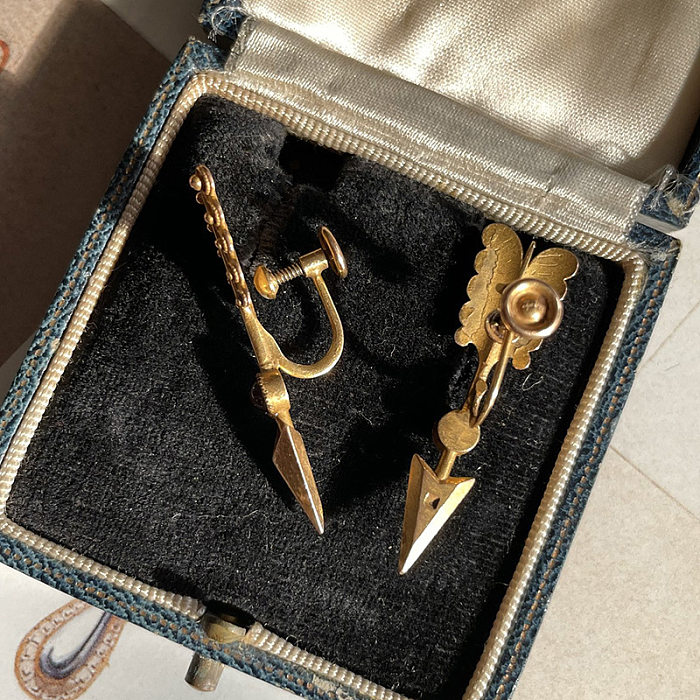 1 par de pendientes chapados en oro de 18 quilates con incrustaciones de flecha y circonita de cobre de estilo vintage