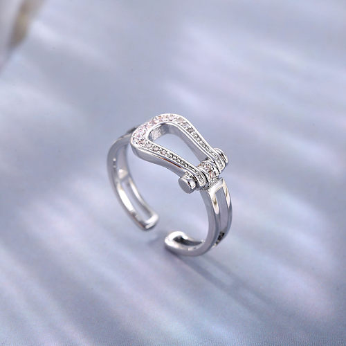 Elegante anillo abierto chapado en oro blanco con incrustaciones de cobre y circonita en forma de U