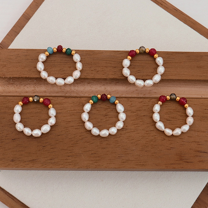 Elegante Ringe im geometrischen Barockstil aus Edelstahl mit Süßwasserperlen und 18 Karat Vergoldung