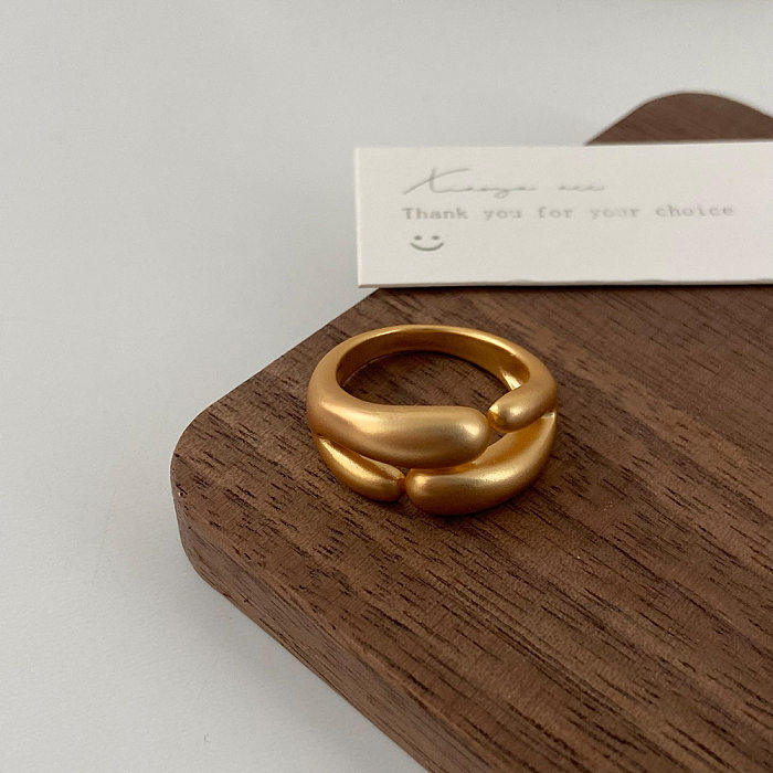 Offene Ringe im klassischen Stil mit geometrischer Verkupferung