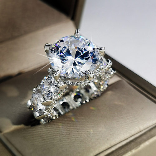 Elegantes anillos redondos de piedras preciosas artificiales con incrustaciones de latón Glam