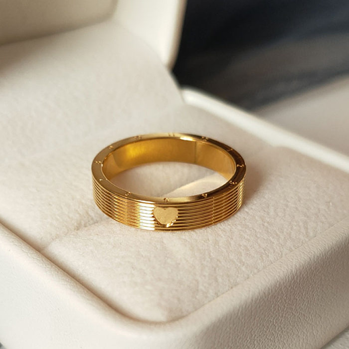 Anéis de chapeamento de aço de titânio em forma de coração com listras de estilo simples e elegante