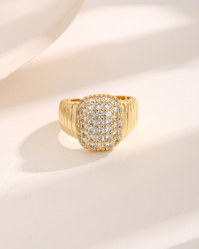 Offene Ringe mit glänzender, quadratischer Verkupferung und Inlay aus Zirkon und 18-karätigem Gold