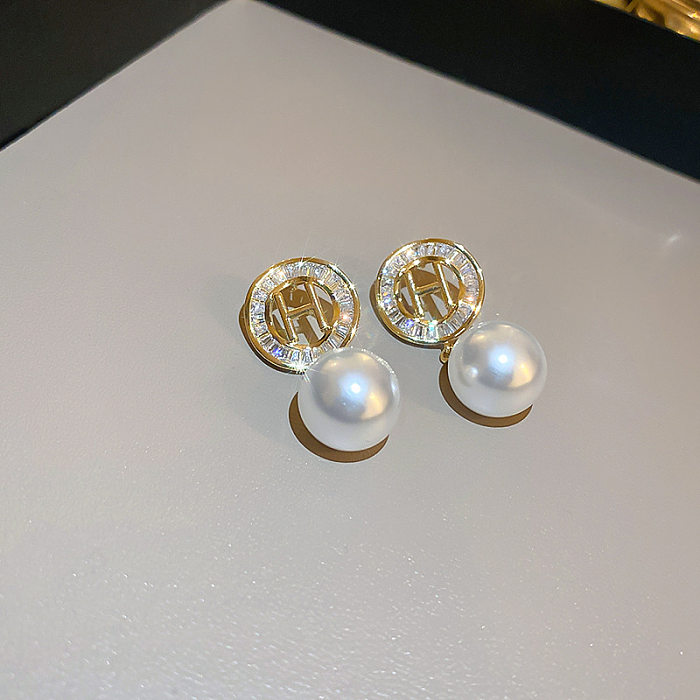 Pendientes de circonita con perlas artificiales chapadas en oro y cobre con letras a la moda, 1 par