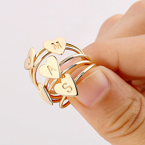 Anéis de chapeamento de cobre em formato de coração com letras de estilo simples