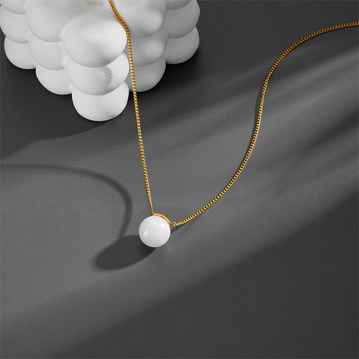 Lindo collar redondo de pendientes chapado en oro de perlas artificiales con revestimiento de acero de titanio