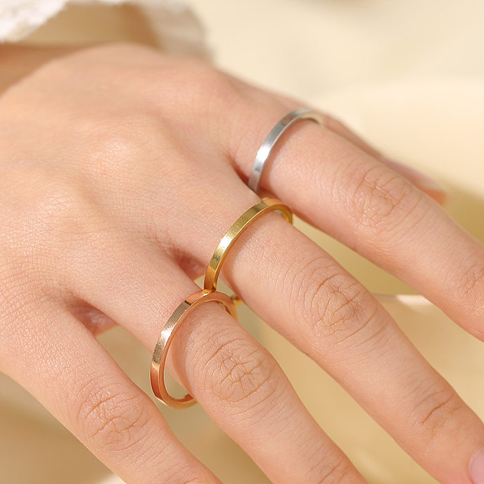 Vergoldete Ringe im klassischen Stil mit einfarbiger Edelstahlbeschichtung