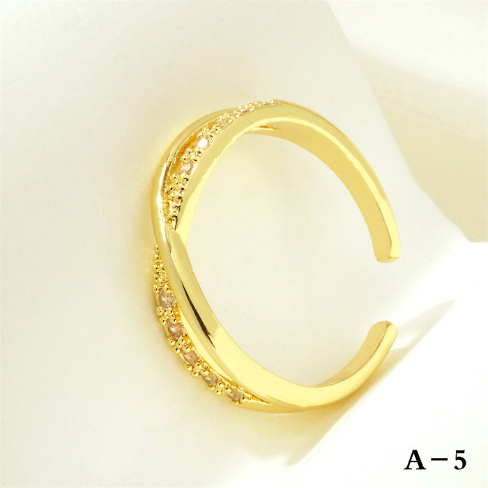 Offene Ringe im schlichten Stil mit Kreuzbuchstaben und Linien, Kupferbeschichtung, Inlay aus Zirkon, 18 Karat vergoldet