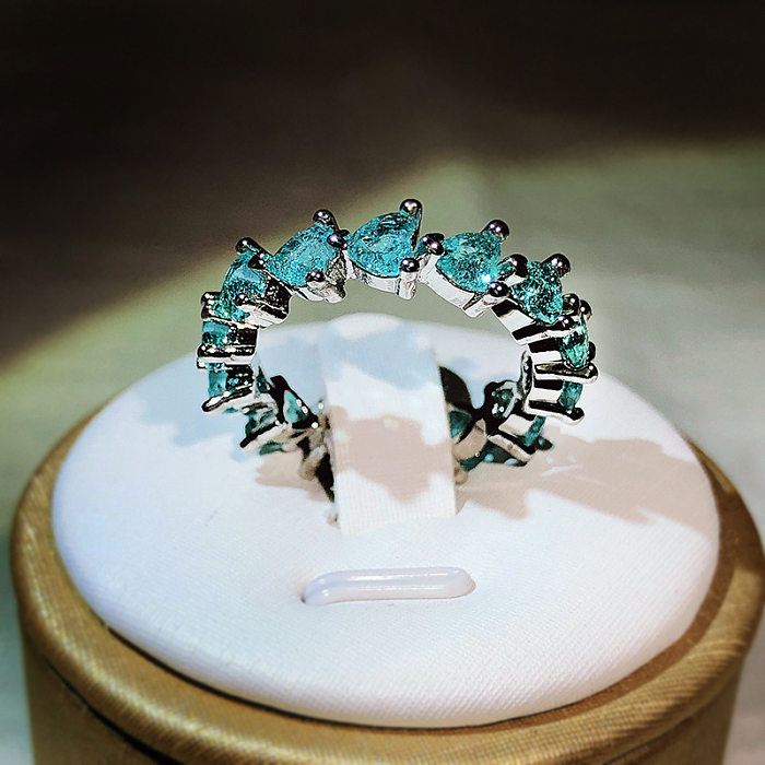 Anéis de gema embutidos em latão em forma de coração brilhante romântico