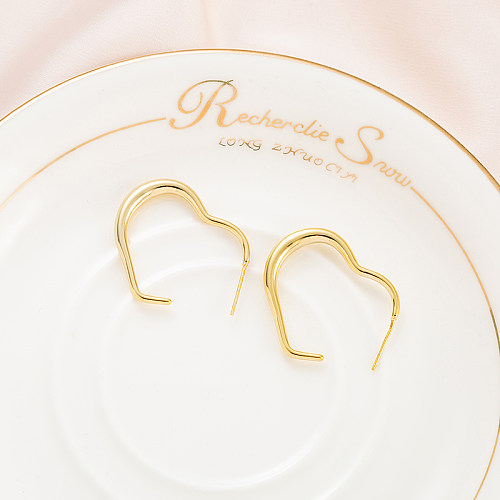 1 par de pendientes chapados en oro de 18 quilates con forma de corazón de estilo sencillo