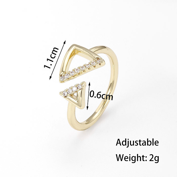 Offene Ringe im modernen Stil mit dreieckigen Kupferbeschichtungen und künstlichen Edelsteinen