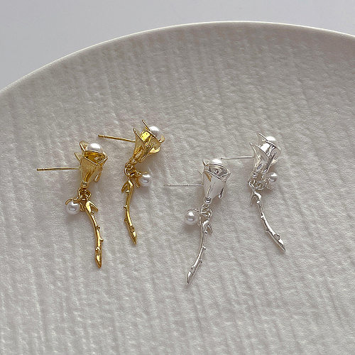 1 Paar einfache Blumenplattierungs-Inlay-Ohrringe aus Kupfer mit künstlichen Perlen und vergoldeten Tropfenohrringen