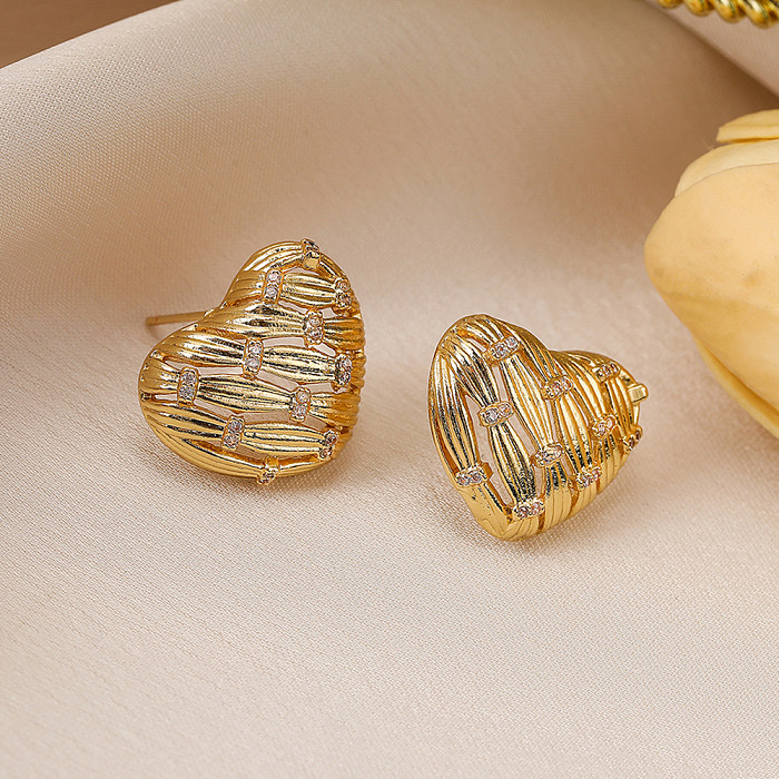 1 Paar schlichte Ohrstecker in Herzform mit Inlay aus Kupfer und Zirkon, 18 Karat vergoldet