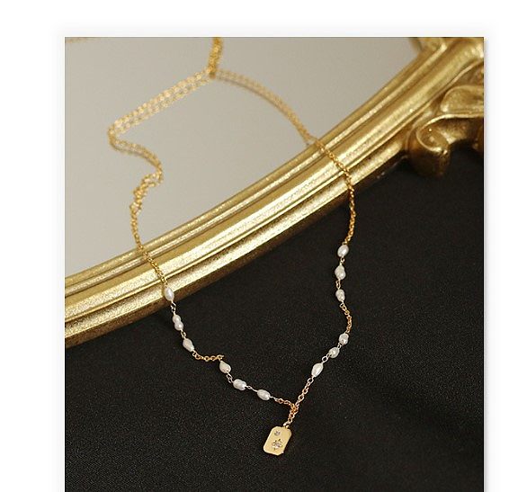 Collier élégant avec pendentif en perles plaquées cuivre et étoile
