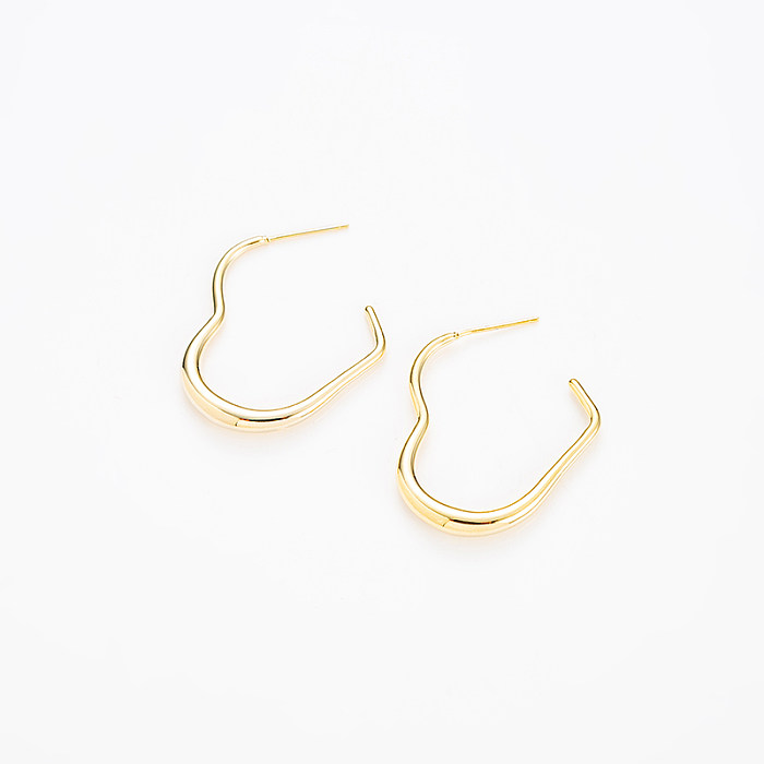 1 par de pinos de orelha banhados a ouro 18K em forma de coração estilo simples