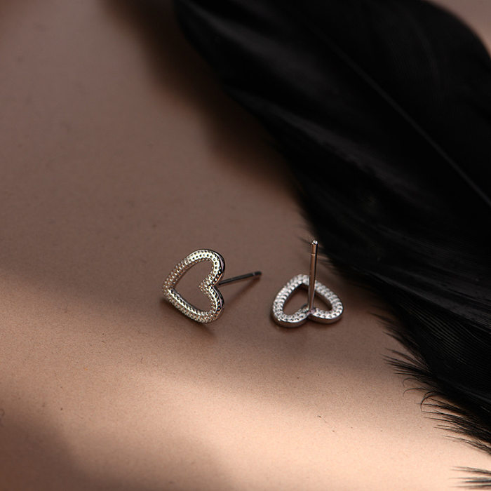 1 par de pinos de orelha revestidos de cobre em formato de coração estilo simples