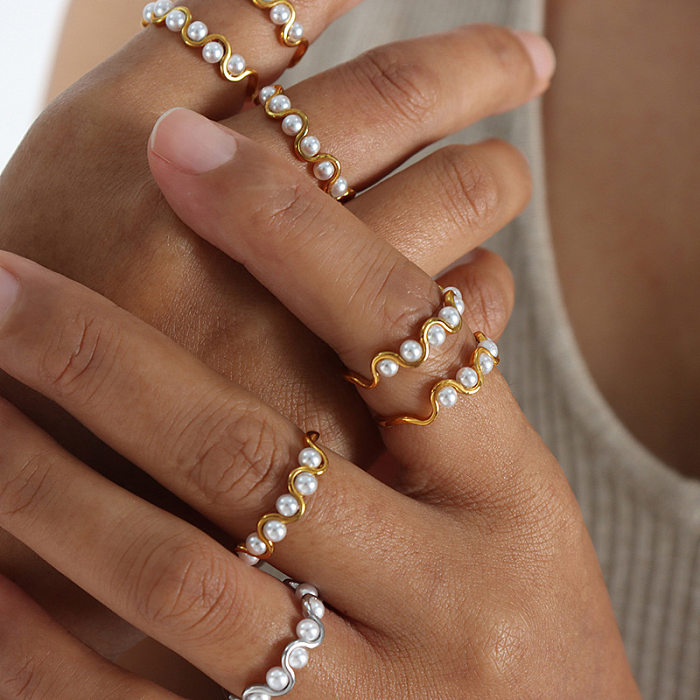 Anillo abierto de perlas artificiales con incrustaciones de acero de titanio geométrico elegante