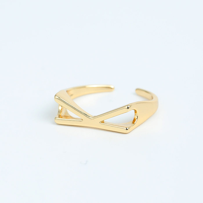 Offener Ring im einfachen Stil mit Buchstabenverkupferung und vergoldet