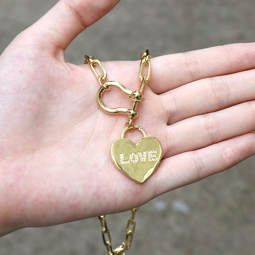Collar con colgante chapado en oro de 18 quilates con incrustaciones de cobre y forma de corazón con letra estilo IG