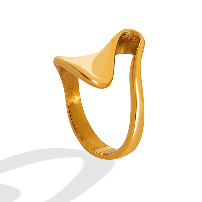 Einfacher trendiger goldener, silbriger, unregelmäßiger, geometrischer Titanring