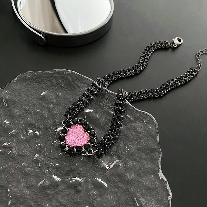 Streetwear-Halskette in Herzform mit Kupferbeschichtung und Inlay aus künstlichen Edelsteinen